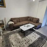 Warm 2br In Heart Of City, Walk To Shops & Cafes *
