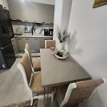 Warm 2br In Heart Of City, Walk To Shops & Cafes * שקודר