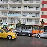 דירה Warm 2br In Heart Of City, Walk To Shops & Cafes שקודר