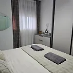 Warm 2br In Heart Of City, Walk To Shops & Cafes Szkodra