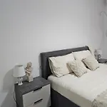 Warm 2br In Heart Of City, Walk To Shops & Cafes דירה