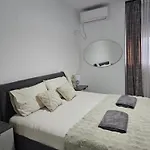 Warm 2br In Heart Of City, Walk To Shops & Cafes