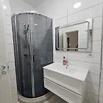 Warm 2br In Heart Of City, Walk To Shops & Cafes דירה *