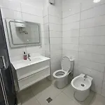 Warm 2br In Heart Of City, Walk To Shops & Cafes דירה *