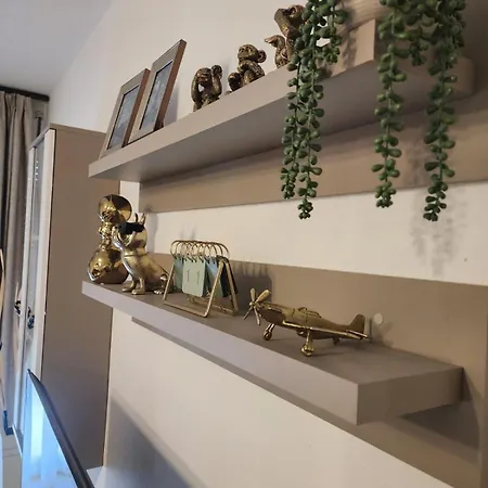 Apartment Warm 2br In Heart Of City, Walk To Shops & Cafes