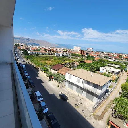 Warm 2br In Heart Of City, Walk To Shops & Cafes Apartment *
