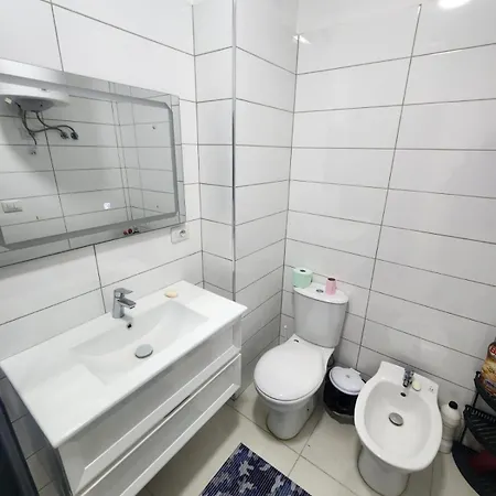 Apartment Warm 2br In Heart Of City, Walk To Shops & Cafes Shkoder