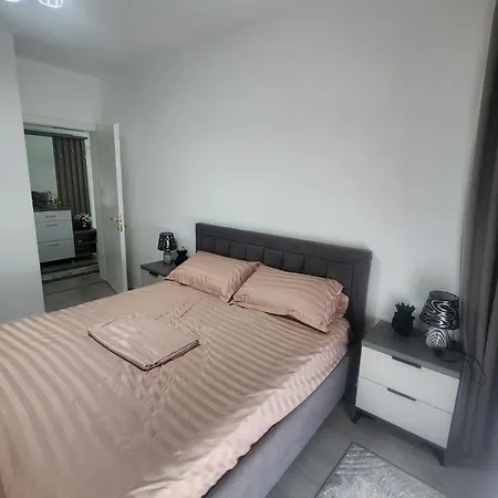Warm 2br In Heart Of City, Walk To Shops & Cafes Shkoder