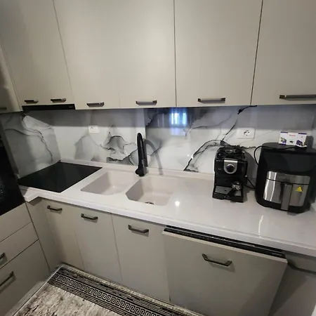 Warm 2br In Heart Of City, Walk To Shops & Cafes