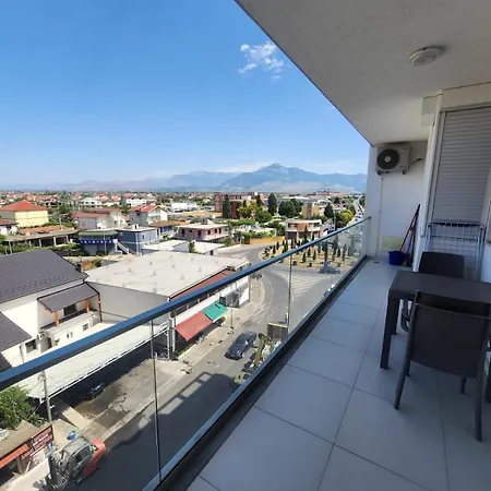 Apartment Warm 2br In Heart Of City, Walk To Shops & Cafes *