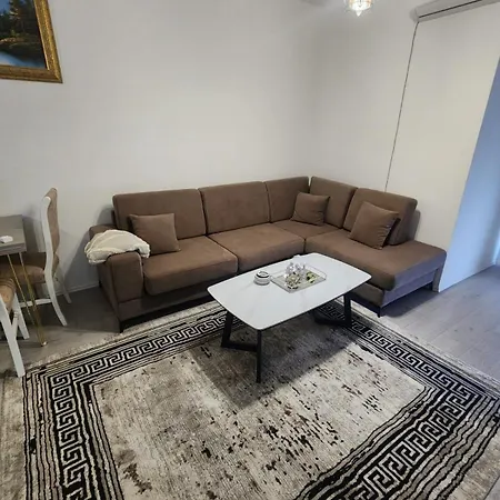 Warm 2br In Heart Of City, Walk To Shops & Cafes *