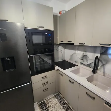 Warm 2br In Heart Of City, Walk To Shops & Cafes Shkoder