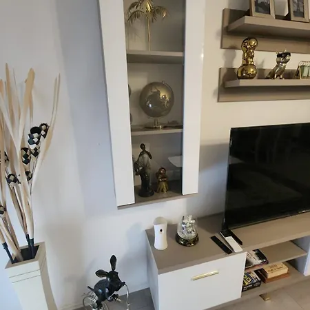 Warm 2br In Heart Of City, Walk To Shops & Cafes 公寓 Shkodër