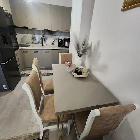 Warm 2br In Heart Of City, Walk To Shops & Cafes * Shkodër