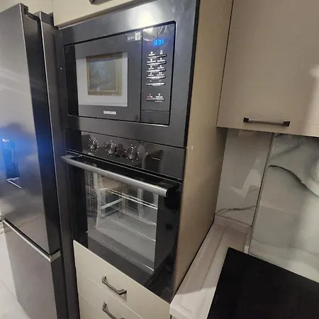 Warm 2br In Heart Of City, Walk To Shops & Cafes Apartment