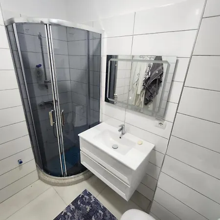 Warm 2br In Heart Of City, Walk To Shops & Cafes