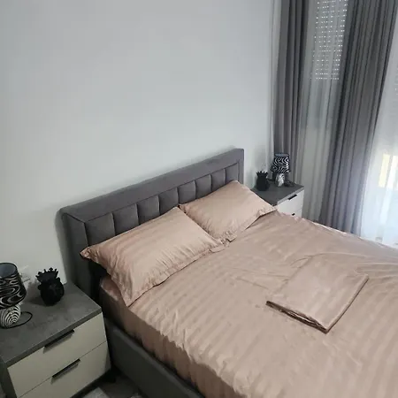 Apartment Warm 2br In Heart Of City, Walk To Shops & Cafes