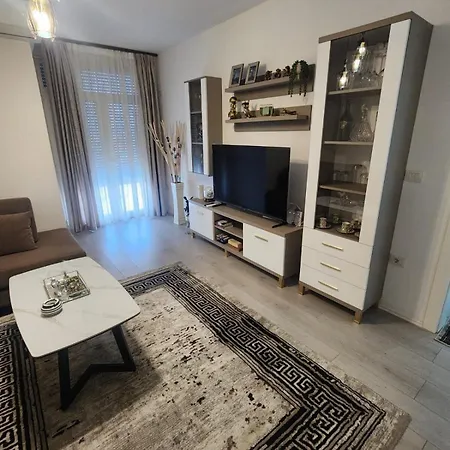 Warm 2br In Heart Of City, Walk To Shops & Cafes 公寓 Shkodër