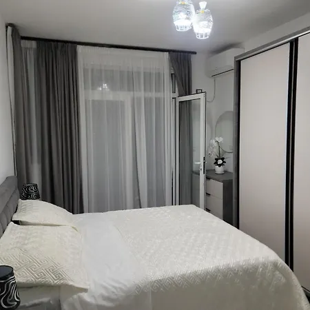 Warm 2br In Heart Of City, Walk To Shops & Cafes * Shkoder