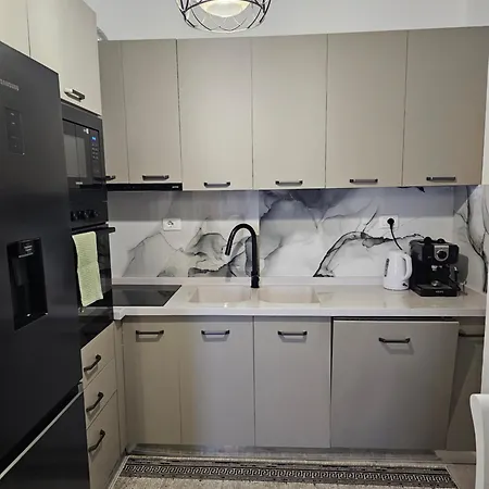 Apartment Warm 2br In Heart Of City, Walk To Shops & Cafes