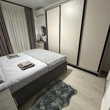Apartment Warm 2br In Heart Of City, Walk To Shops & Cafes