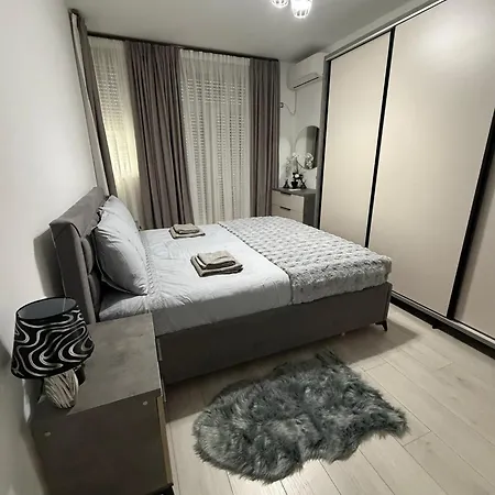 Apartment Warm 2br In Heart Of City, Walk To Shops & Cafes Shkoder