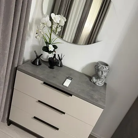 Warm 2br In Heart Of City, Walk To Shops & Cafes * Szkodra