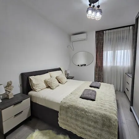Apartment Warm 2br In Heart Of City, Walk To Shops & Cafes Shkoder