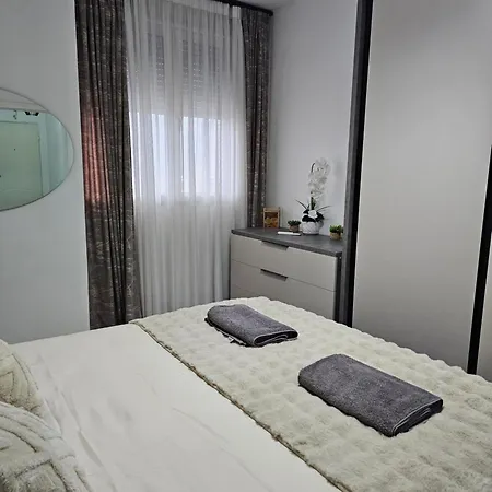 Warm 2br In Heart Of City, Walk To Shops & Cafes Shkoder