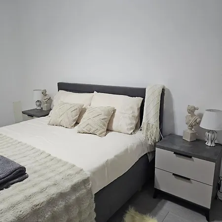 Apartment Warm 2br In Heart Of City, Walk To Shops & Cafes *