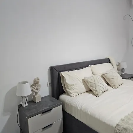 Warm 2br In Heart Of City, Walk To Shops & Cafes Apartament