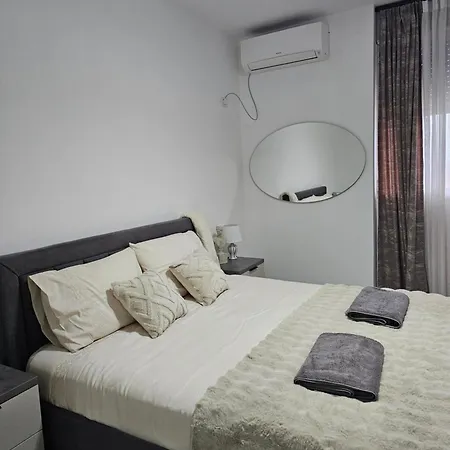 Warm 2br In Heart Of City, Walk To Shops & Cafes