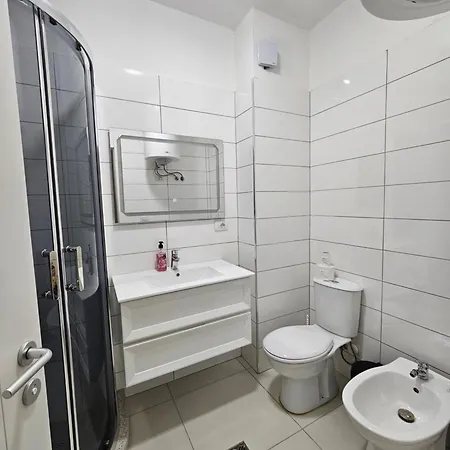 Warm 2br In Heart Of City, Walk To Shops & Cafes