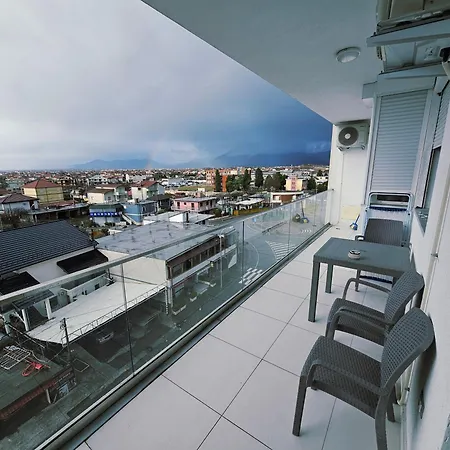 Warm 2br In Heart Of City, Walk To Shops & Cafes *