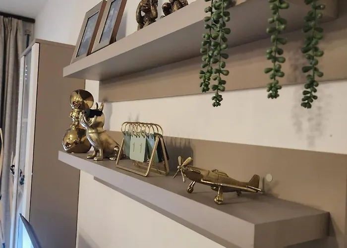 Apartment Warm 2br In Heart Of City, Walk To Shops & Cafes