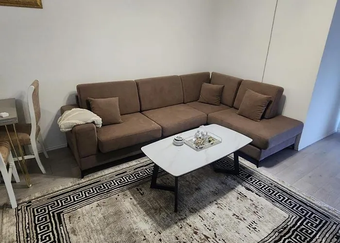 Warm 2br In Heart Of City, Walk To Shops & Cafes *