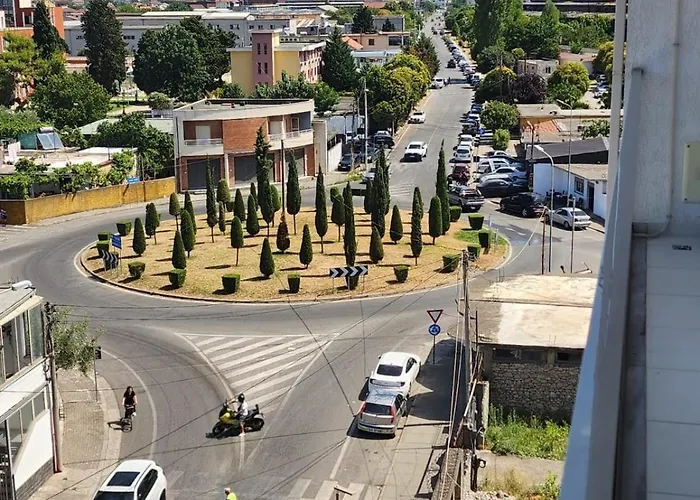 Warm 2br In Heart Of City, Walk To Shops & Cafes Apartment Shkodra