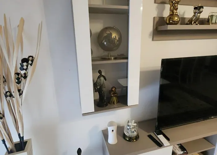 Warm 2br In Heart Of City, Walk To Shops&cafés Appartement Shkodër