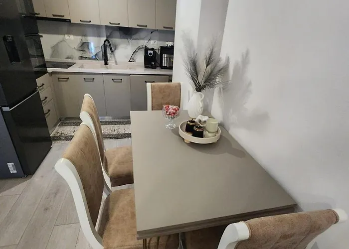 Warm 2br In Heart Of City, Walk To Shops & Cafes * Shkodra
