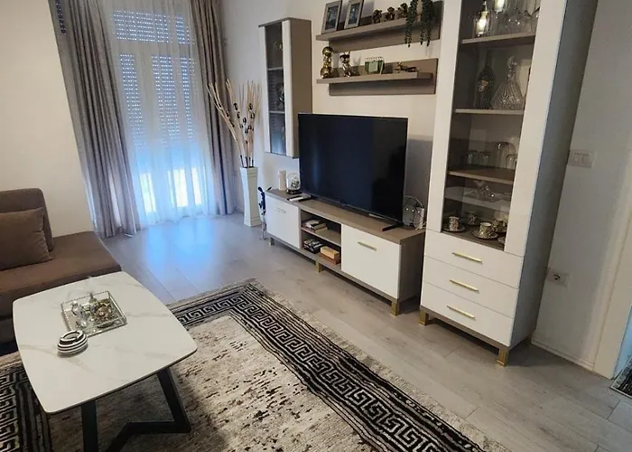 Warm 2br In Heart Of City, Walk To Shops & Cafes Apartment Shkodra