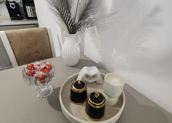 Warm 2br In Heart Of City, Walk To Shops&cafés Appartement Shkodër