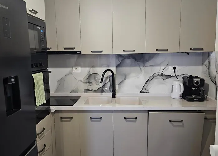Apartment Warm 2br In Heart Of City, Walk To Shops & Cafes