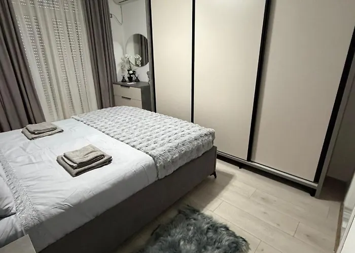 Apartment Warm 2br In Heart Of City, Walk To Shops & Cafes
