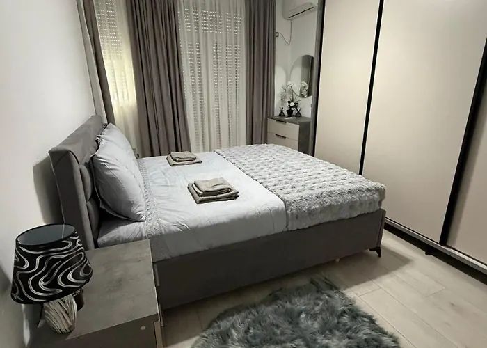 Apartment Warm 2br In Heart Of City, Walk To Shops & Cafes Shkodra