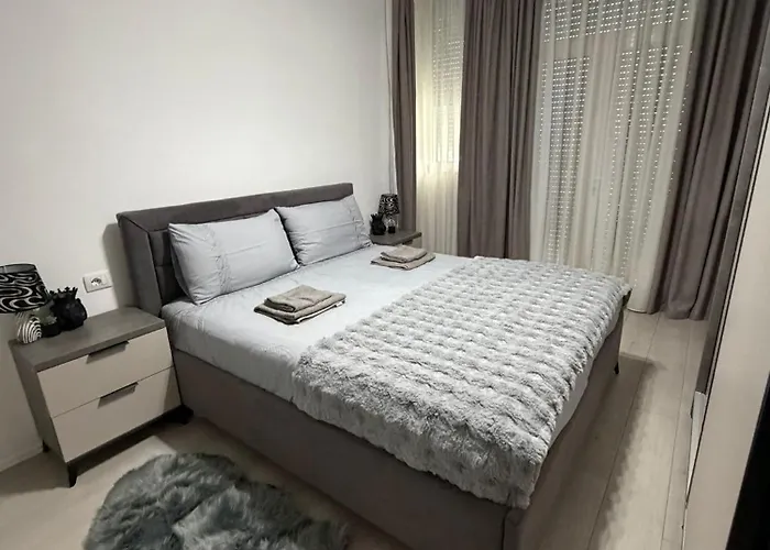 Apartment Warm 2br In Heart Of City, Walk To Shops & Cafes