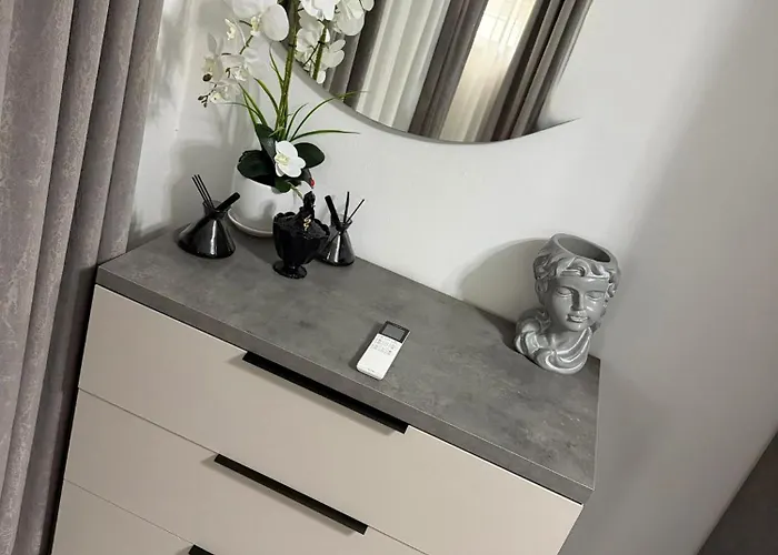 Warm 2br In Heart Of City, Walk To Shops & Cafes * Shkodra