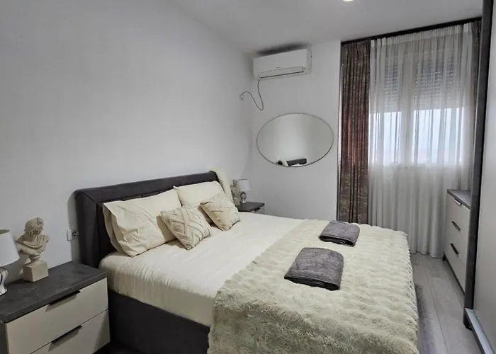 Apartment Warm 2br In Heart Of City, Walk To Shops & Cafes Shkodra