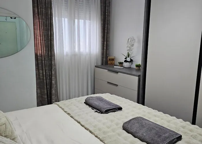 Warm 2br In Heart Of City, Walk To Shops & Cafes Shkodra