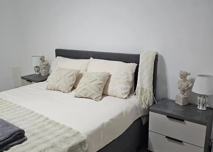 Apartment Warm 2br In Heart Of City, Walk To Shops & Cafes *