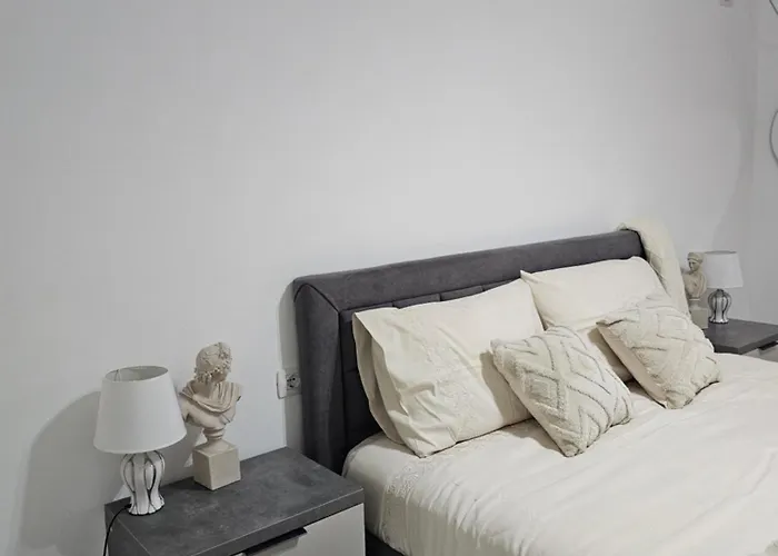 Warm 2br In Heart Of City, Walk To Shops & Cafes Apartment